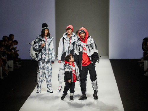 安踏携手RICO LEE掀起“工业革命”，未来感大秀点亮上海时装周