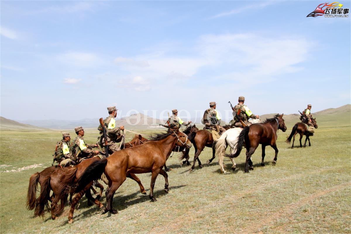 俄蒙邊境上蒙古巡邏兵仍在騎馬巡邏