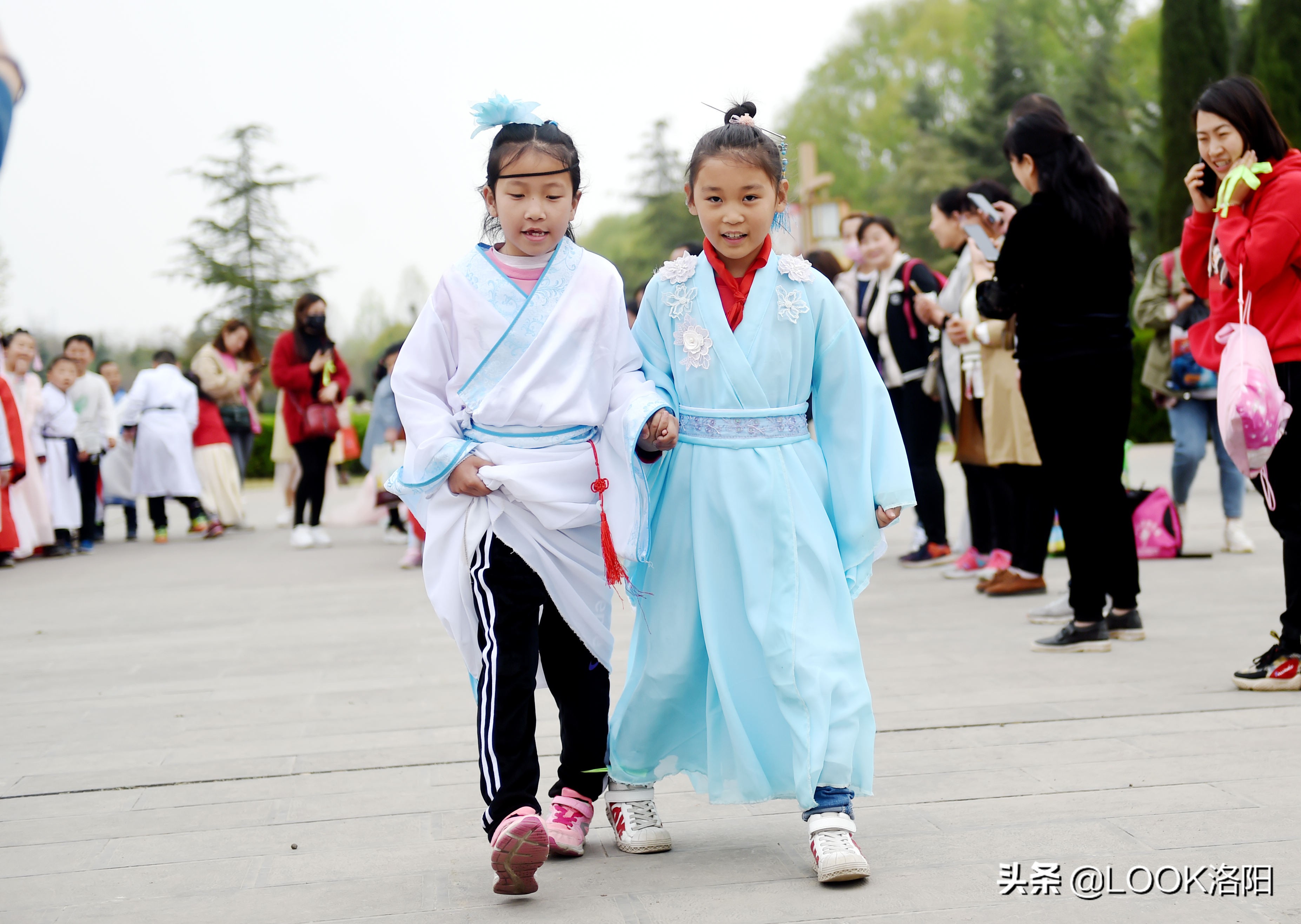 小学生穿汉服踏青称自己比仙女还美 老师带孩子们赏景普及知识