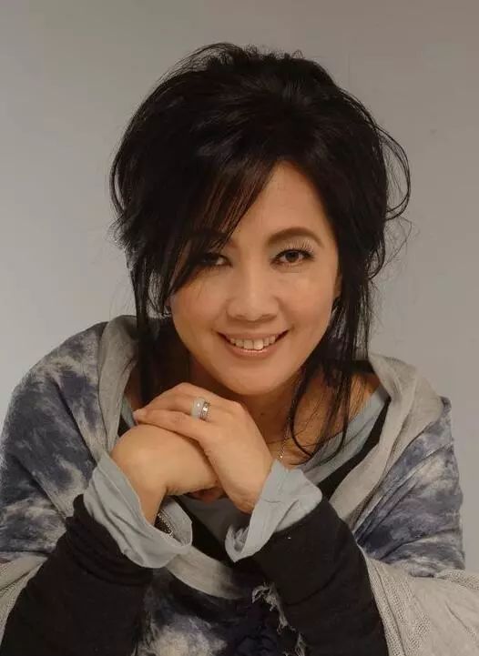 她是台湾著名歌手,也是齐秦的姐姐,代表作有《橄榄树》,《大悲咒》