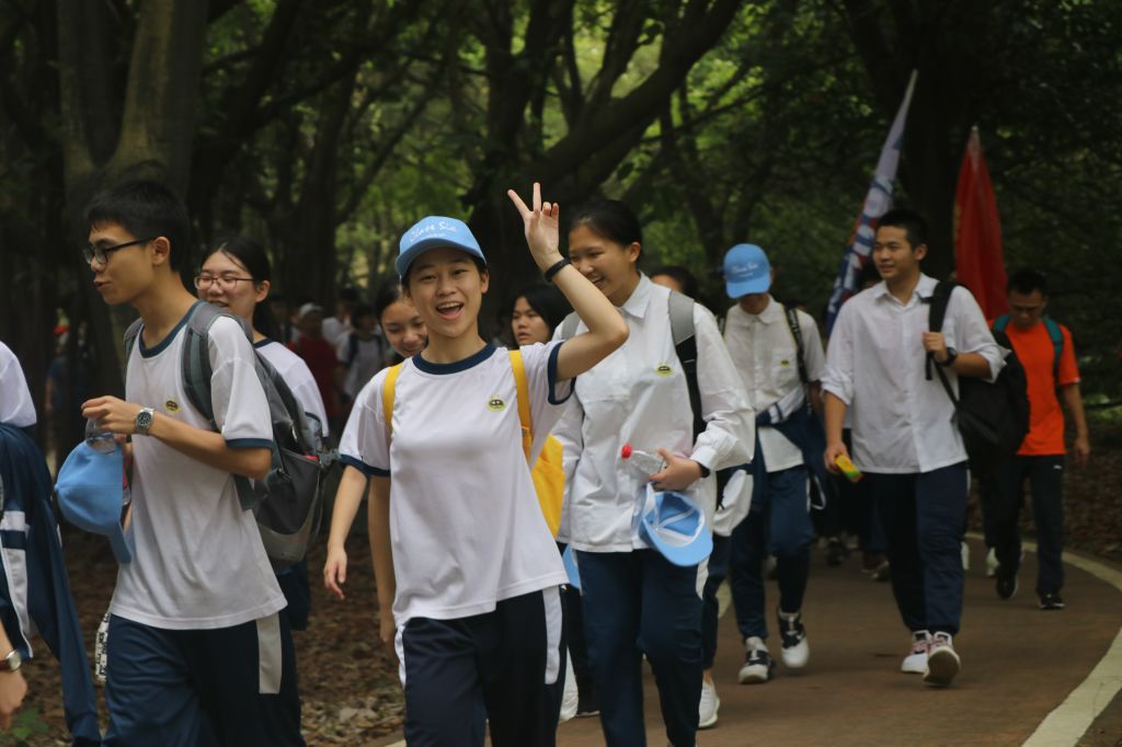 徒步母親河追夢新徵程東華高級中學松山湖生態園校區42195公里踏青