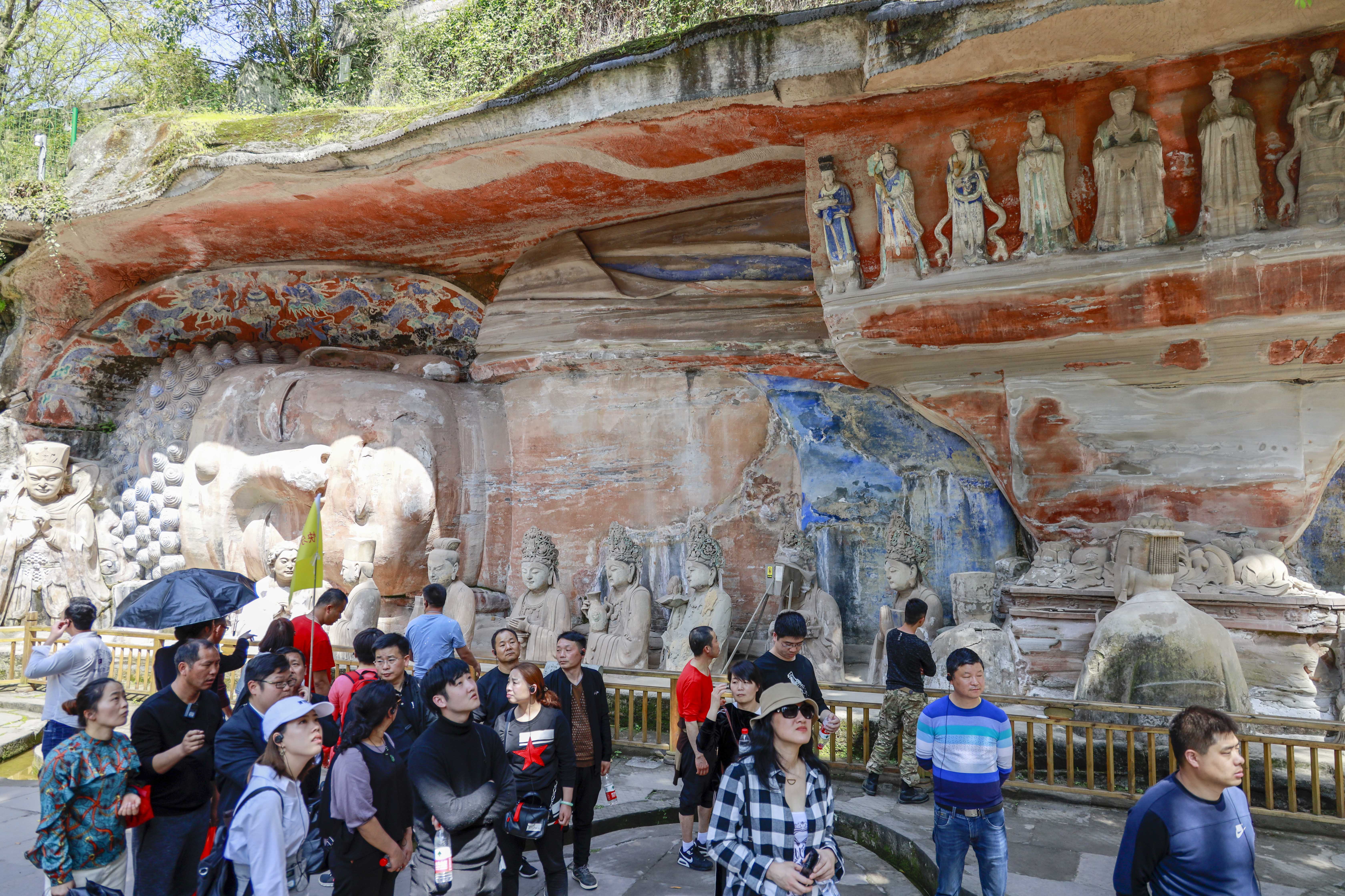 重庆大足石刻景区迎来旅游旺季