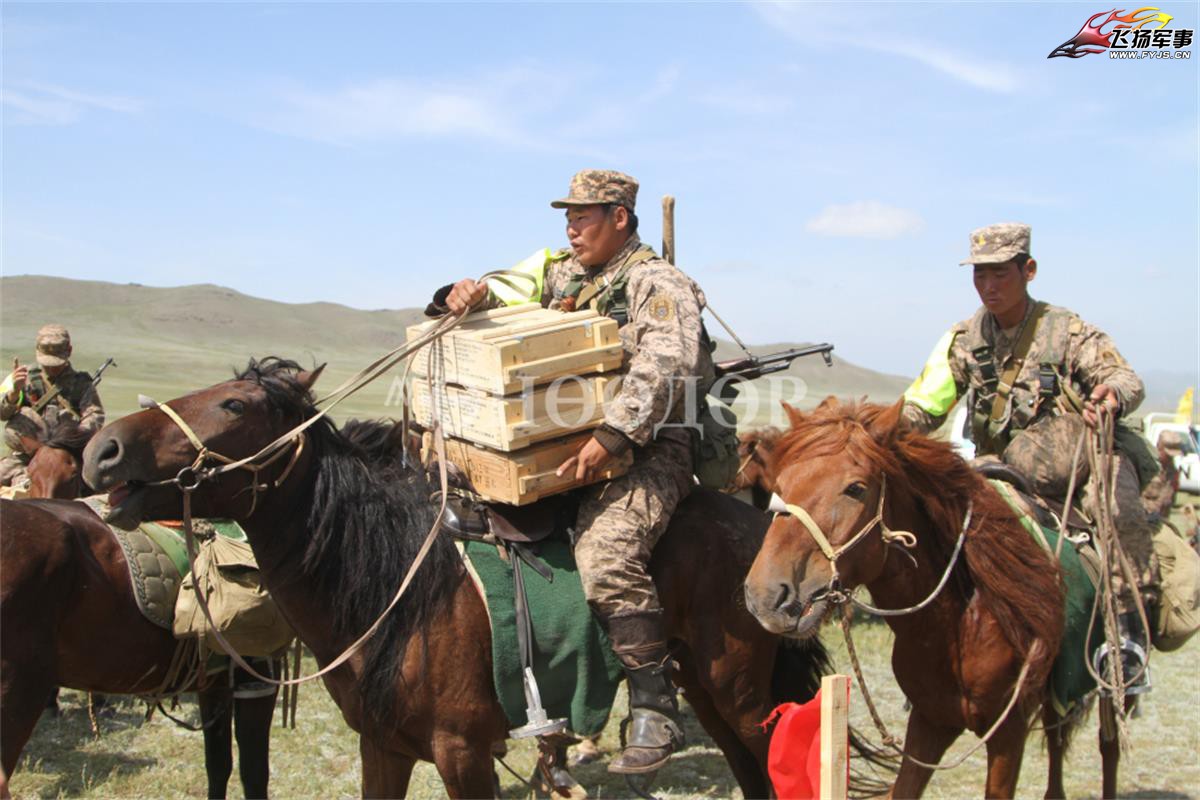 俄蒙邊境上蒙古巡邏兵仍在騎馬巡邏