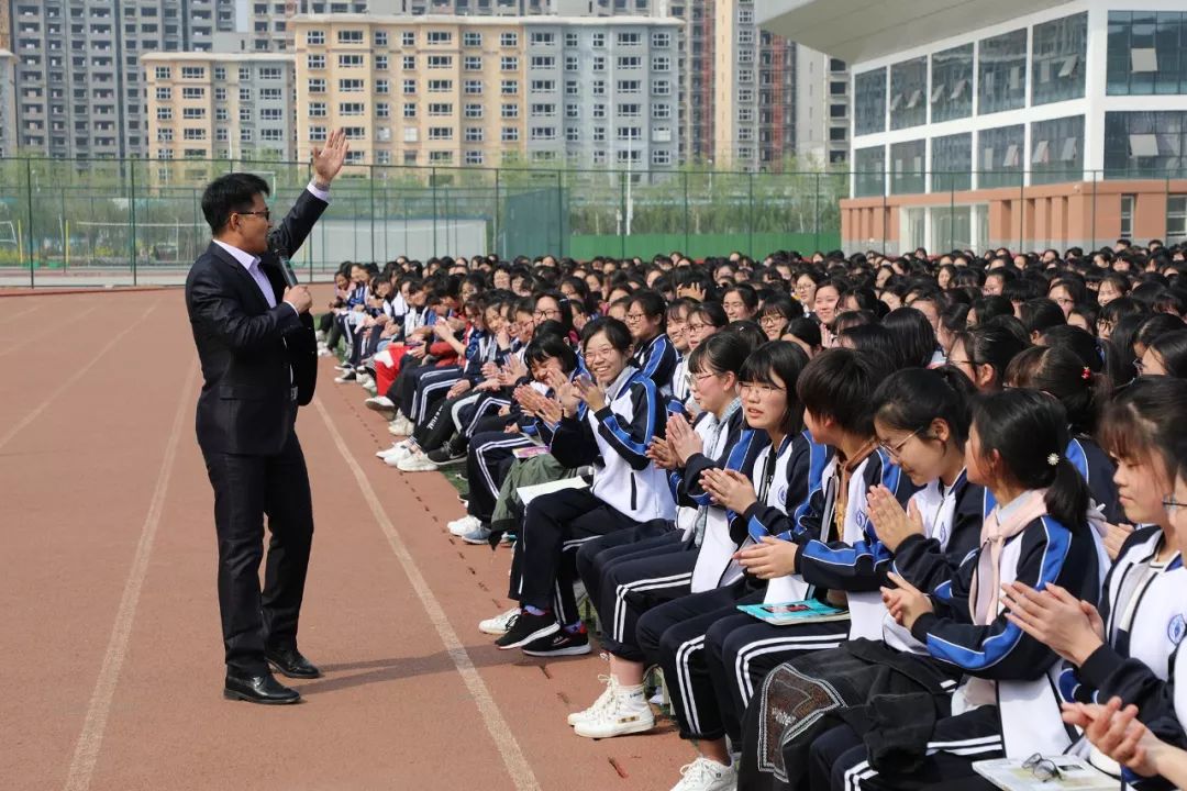 中英文雙語勵志演講家,全國中高考勵志教育普及推廣專家狂龍老師為我