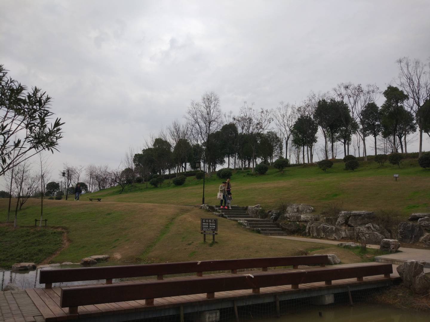 1/ 12 碼頭潭公園位於湖北武漢東西湖區吳家山北部,現存遺址距今約四