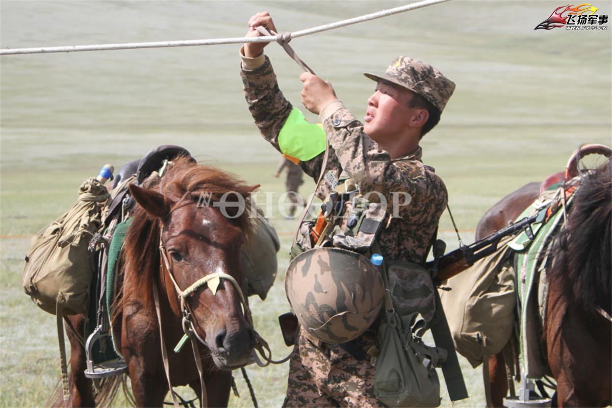 俄蒙邊境上蒙古巡邏兵仍在騎馬巡邏