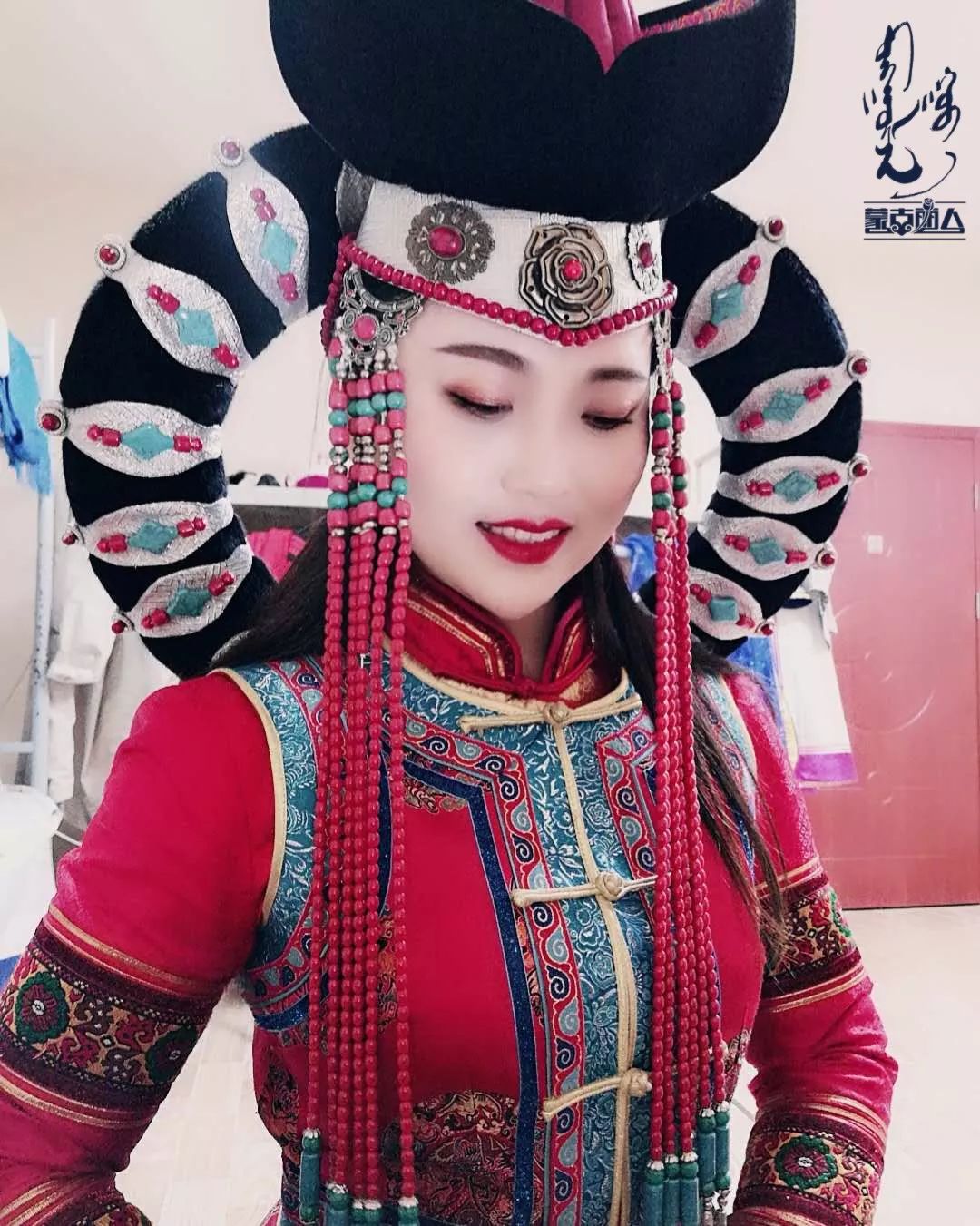 蒙古族服装服饰艺术节，蒙古袍华丽变身，怪不得网红都喜欢穿|内蒙古_新浪新闻