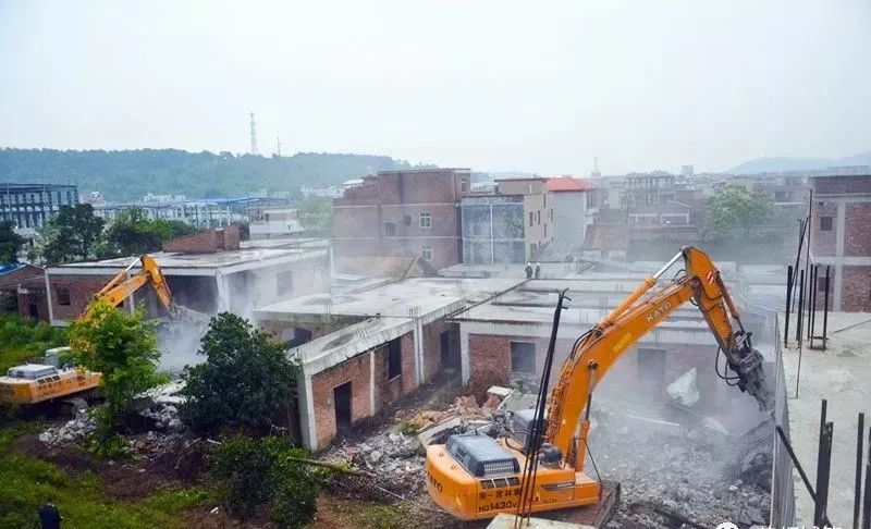 对该镇赤坭村一,二,八社违章建筑进行拆除市规划和自然资源局花都区