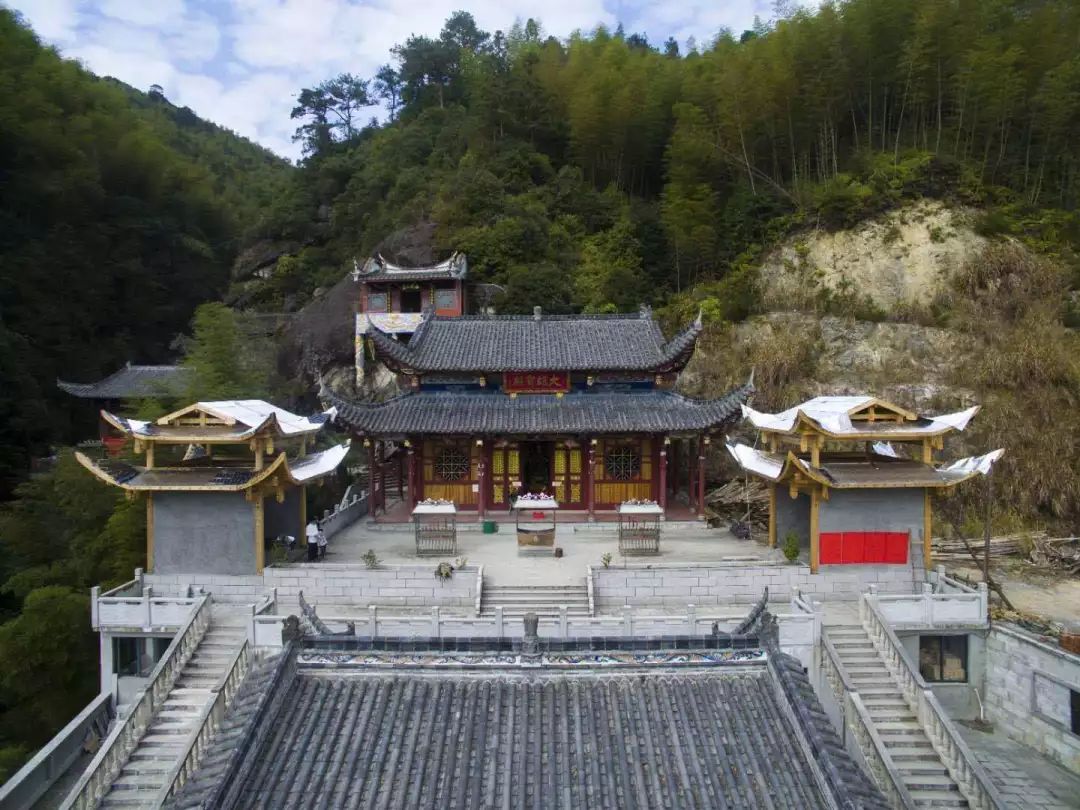 在闽侯田垱有座傍溪依山而建的古寺距今近700年历史宛如仙境却鲜为人