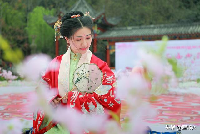 春到花朝染碧丛枝梢剪彩袅东风花朝节上花仙子争芳斗艳助赏红