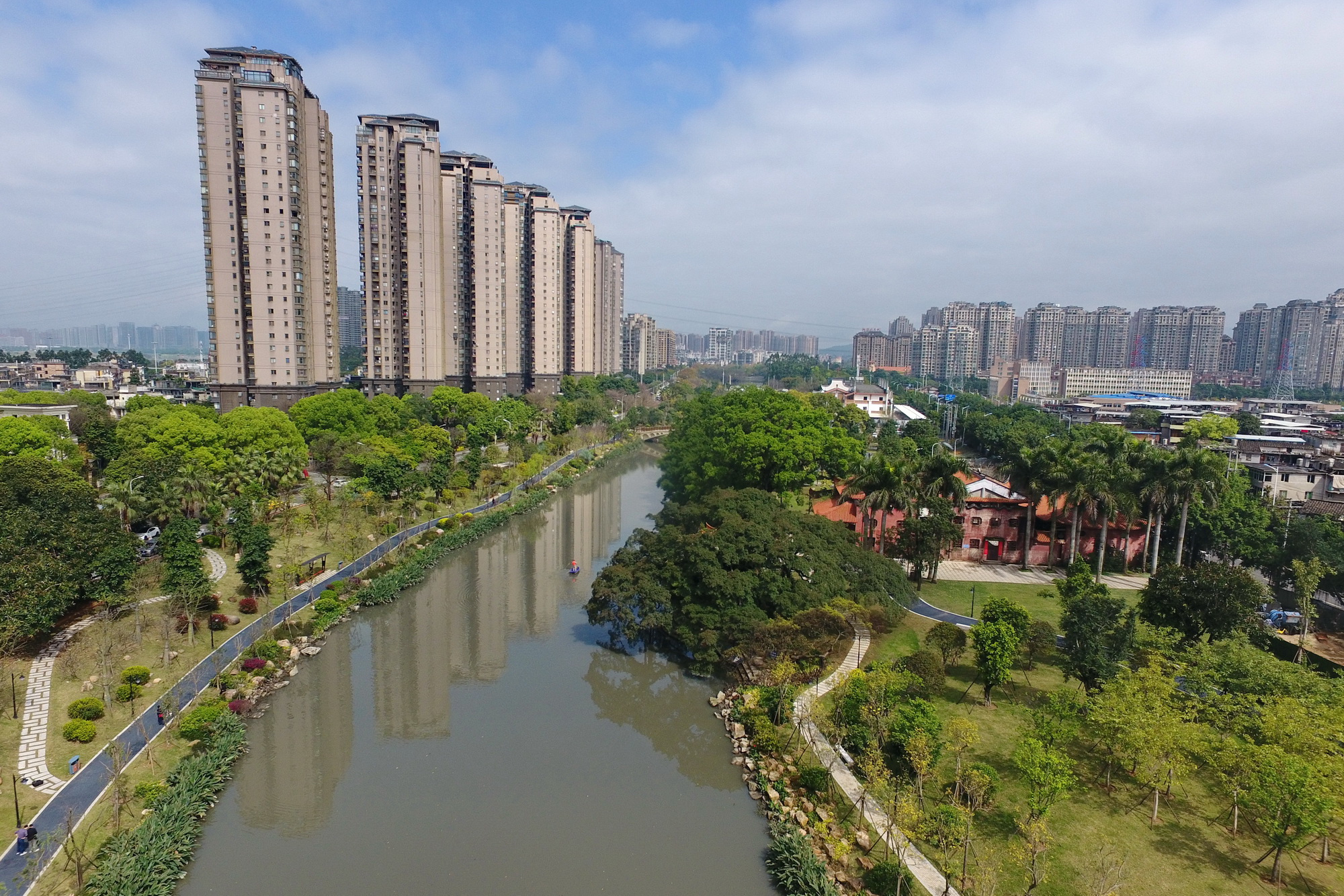 这是福州仓山区流花溪两旁的生态景观(3月30日无人机拍摄.