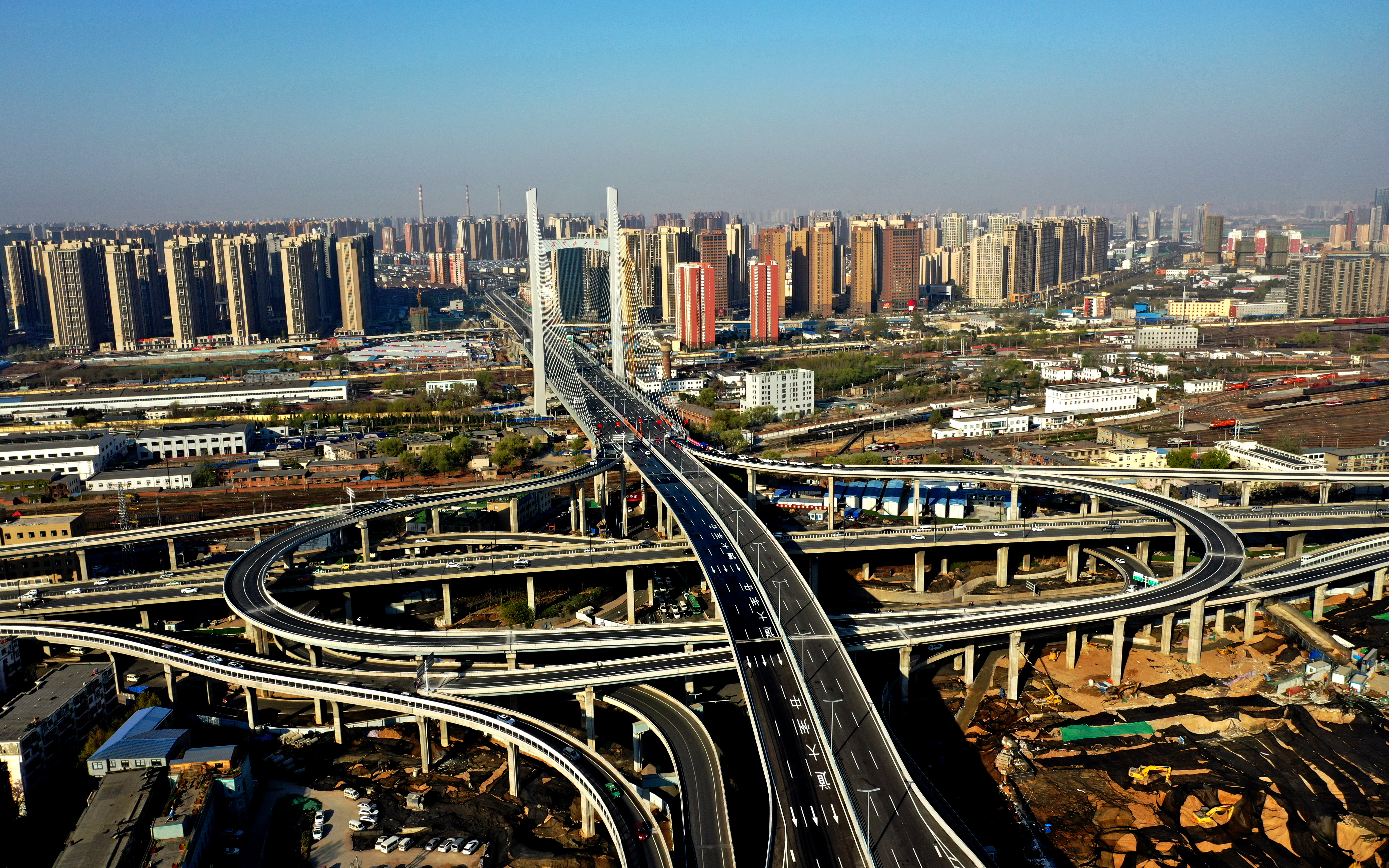 郑州跨铁路线农业路大桥建成通车