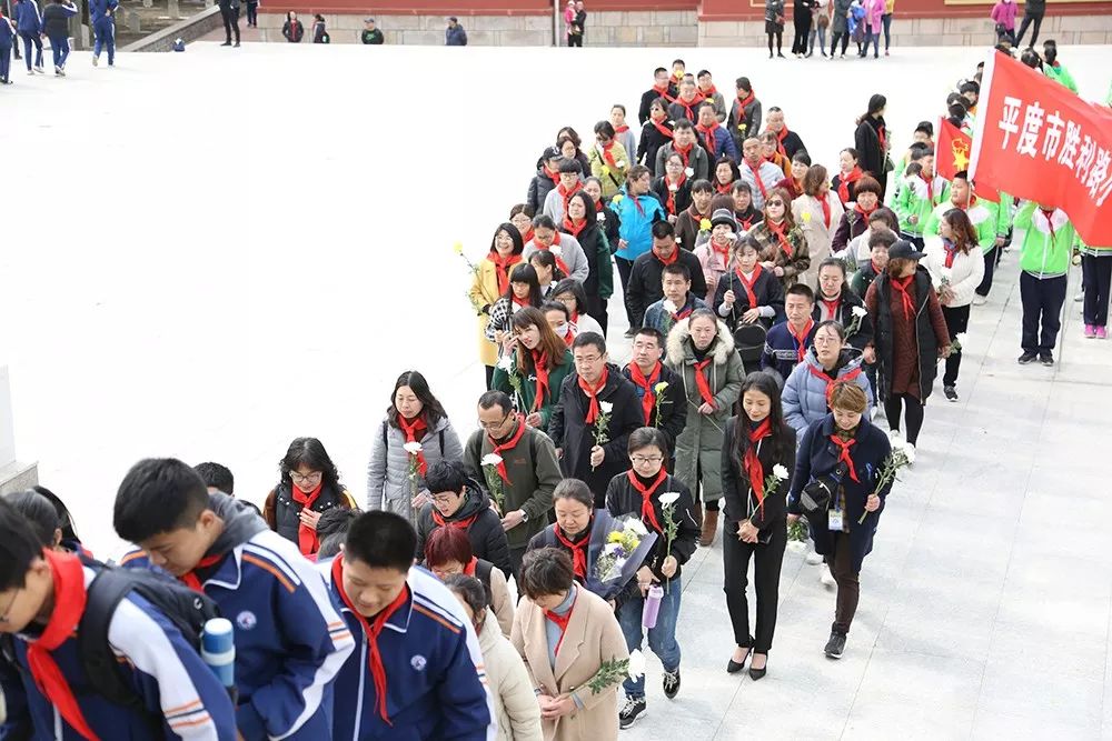 清明祭英烈平度市杭州路中學勝利路小學飲水思源祭先烈奮發圖強慰英靈