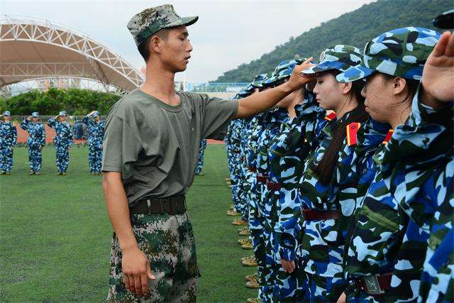 女生顶嘴教官被踢两脚连扇三巴掌这不是军人是地痞流氓