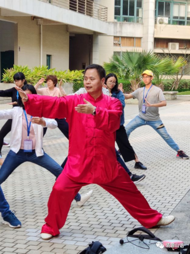 合影中的最後一項學習,武者的基本禮儀——抱拳禮.