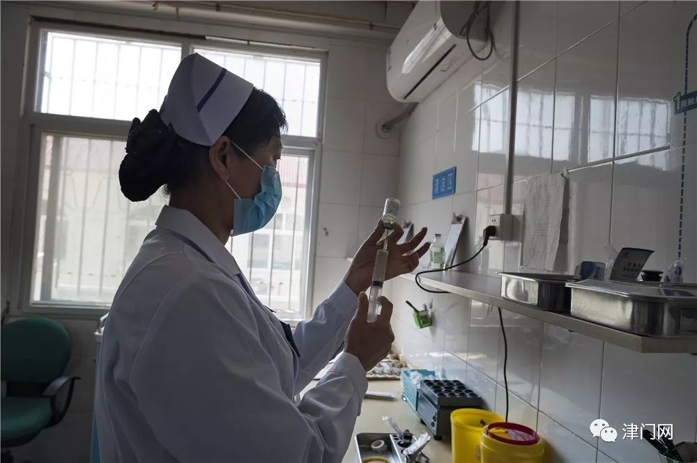 东陈村卫生室条件简陋,为方便村民就医,李峰峰定期整理,清点药柜上的