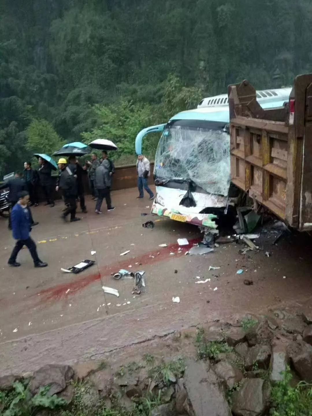 事发昨天下午,雅上线峡口漂流附近发生一起交通事故,一辆大货车与一辆