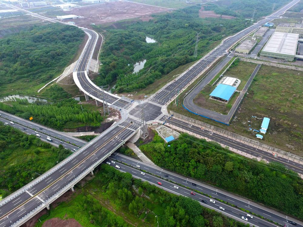 重庆将建的一条高速公路,全长大约30公里,总投资约45亿元