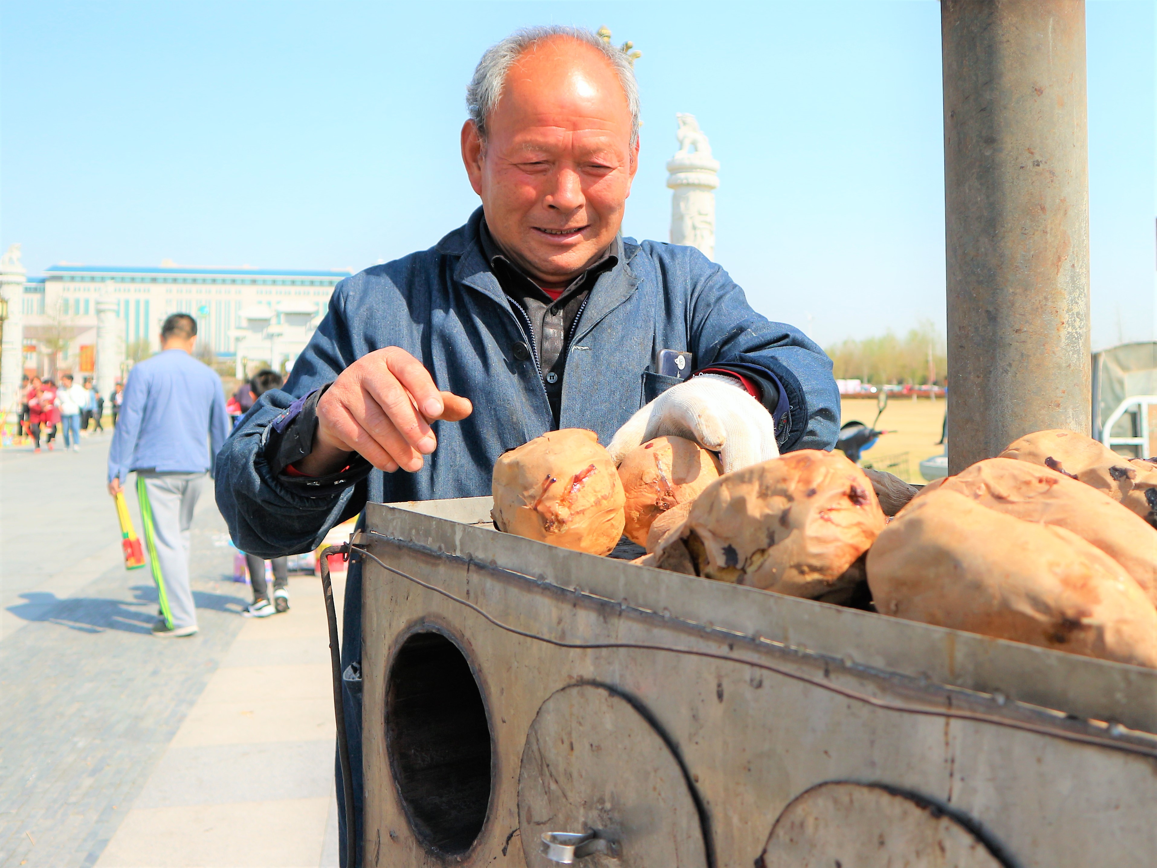 72岁农村老人卖烤红薯20年凭三轮车养家糊口背后故事让人感动
