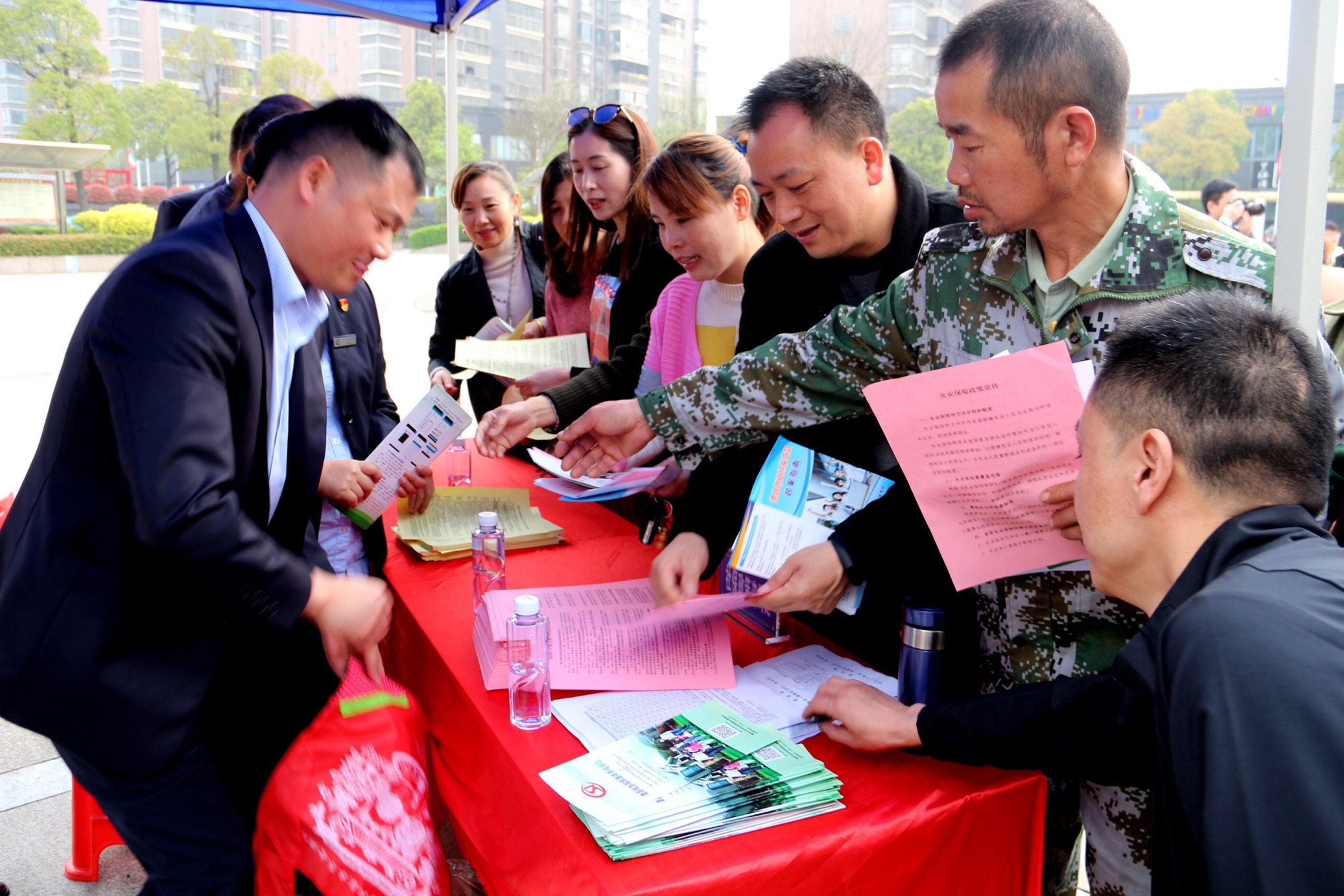 勞動監察,勞動爭議仲裁,政策法規,勞動關係諮詢臺和相關政策宣傳展板