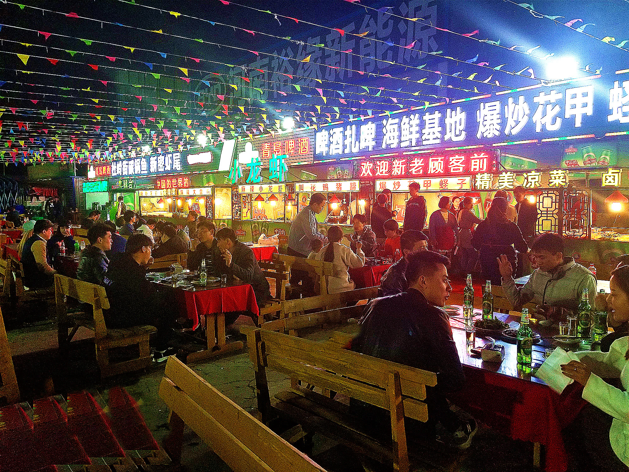 郑州北区热闹夜市之一鸿发美食城到处都是美食食客