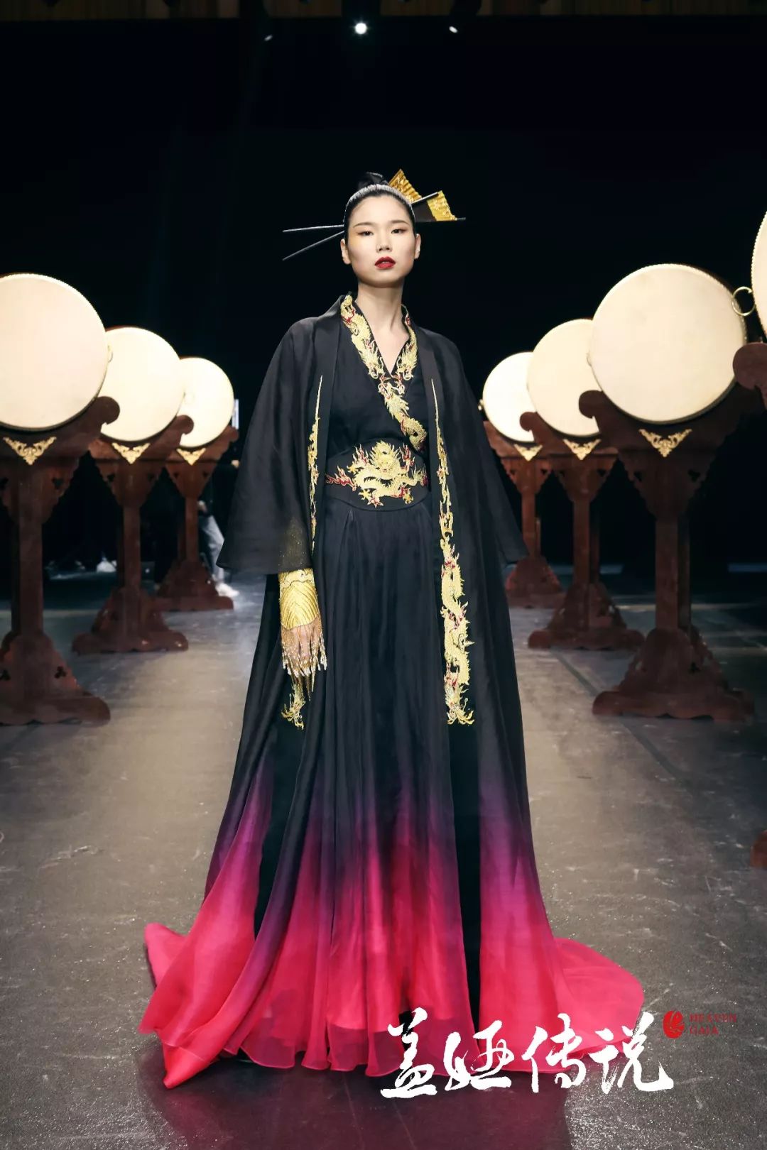 七色风艺术总监李梦琦霸气压轴中国国际时装周盖娅传说专场发布