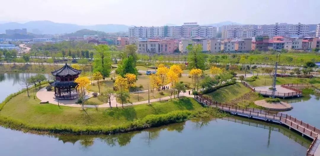 劍英公園位於廣東省梅州市三角鎮新塘一帶,園內有假山水榭,亭臺樓閣