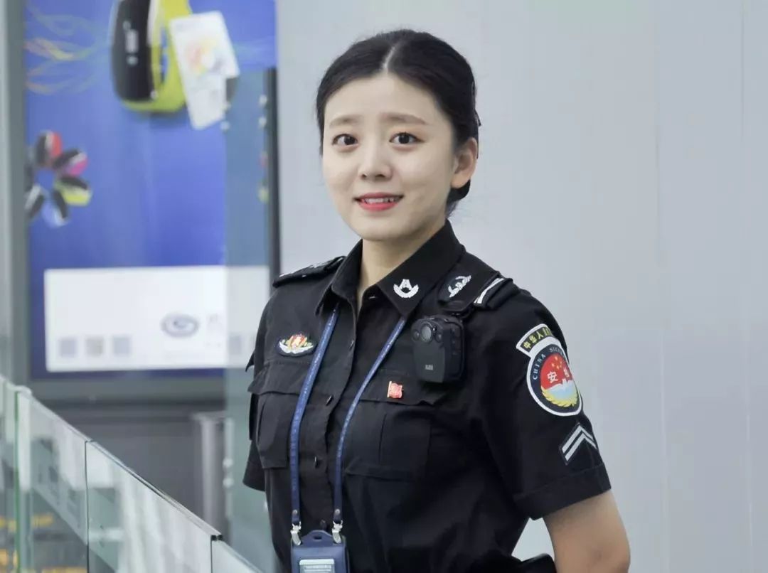 机场安检女性图片