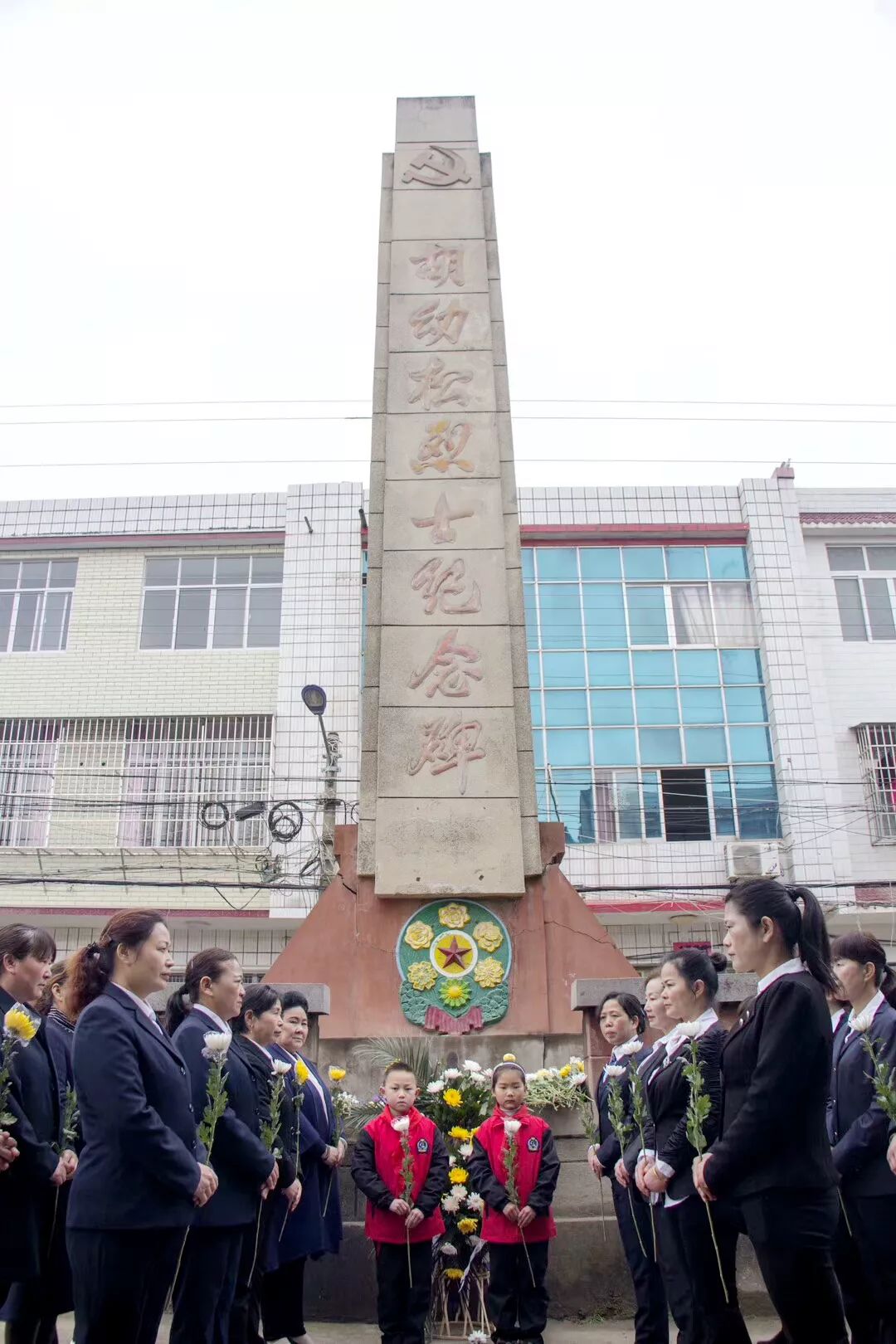 省妇代会代表等各界妇女代表人士,前往陈场镇胡幼松革命烈士纪念馆,向