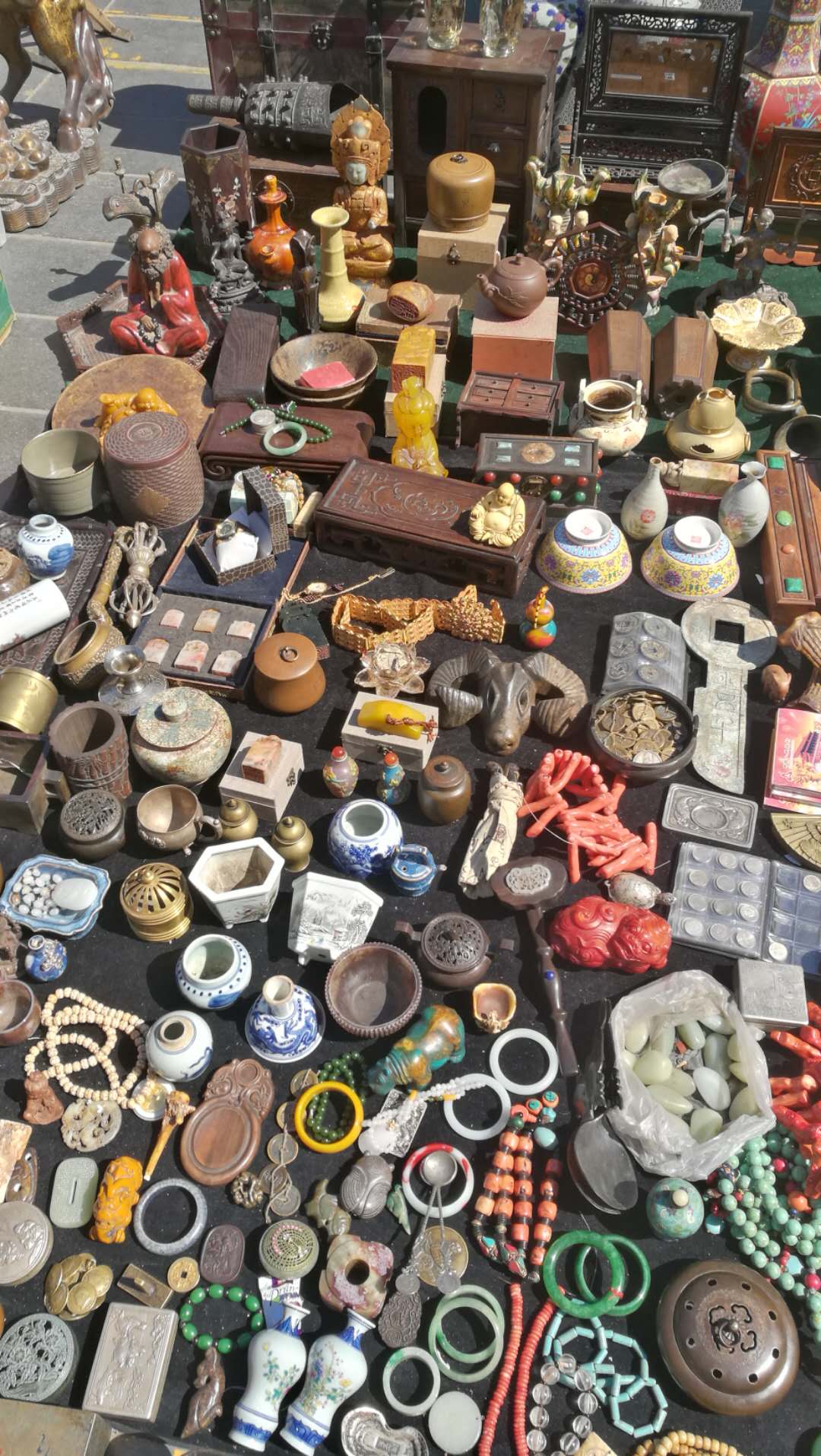 旅行见闻滨城中山公园华宫古玩市场大家看看有多少古董一个就发财啦