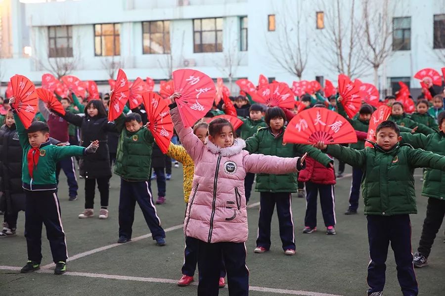 在唐山東方國際學校,遠道而來的參會人員走進校園,走進教室,在小講解