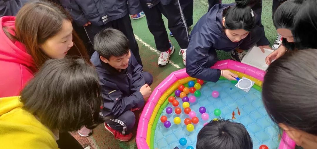 行政組的老師們的攤位花樣多多,日式祭典撈金魚小遊戲,娃娃機抓娃娃