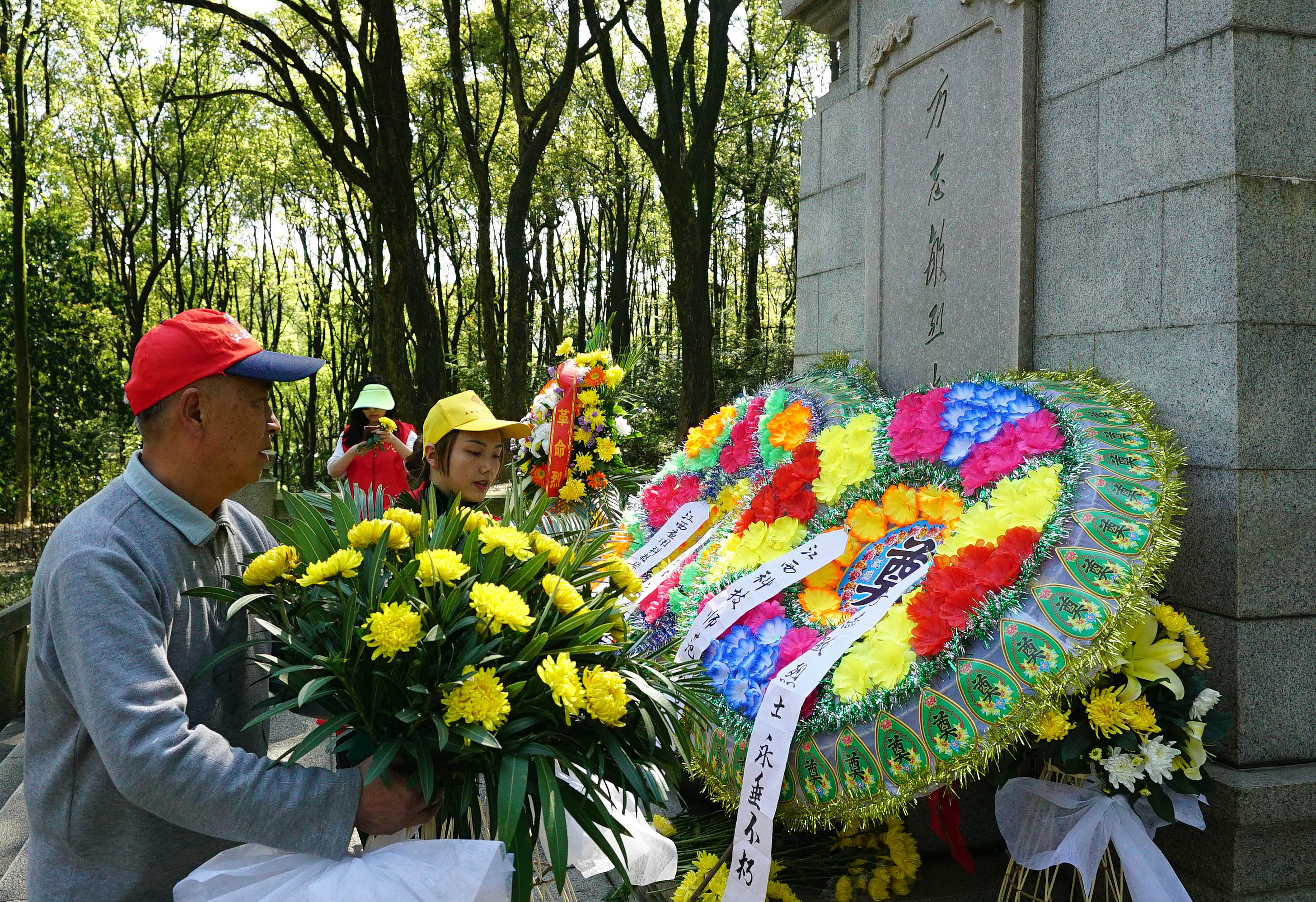 新华社照片,南昌,2019年4月1日清明节前缅怀先烈4月1日,南昌市市民向