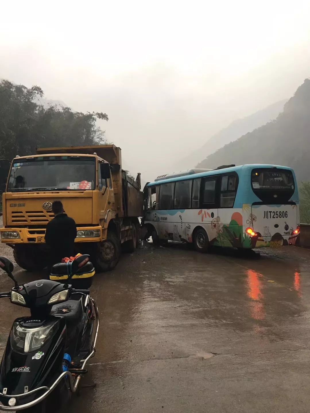 雅安发生两起交通事故,大货车与大巴车,轿车与越野相撞.