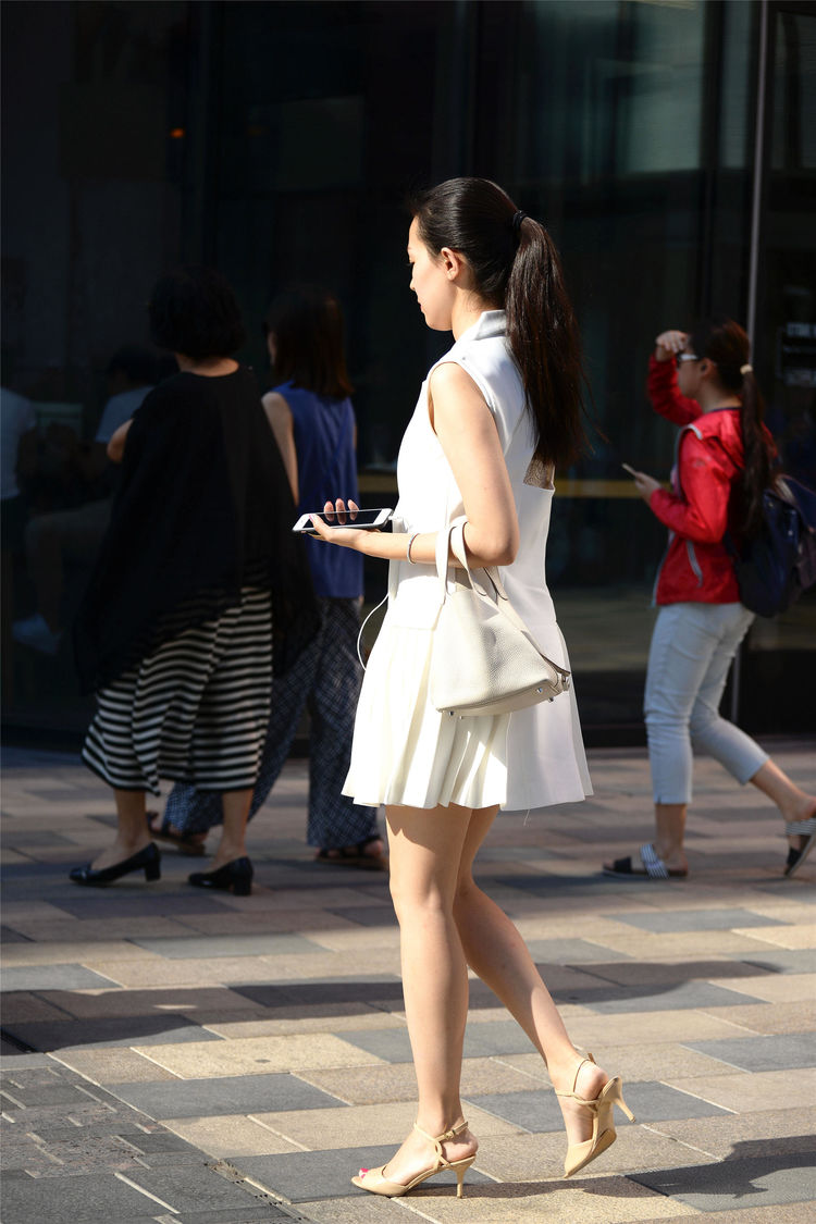 街拍美女白色無袖連衣裙搭配魚嘴細高跟涼鞋簡約的風格很漂亮