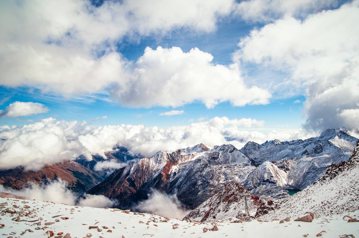 中国第一彩色冰川夏天穿羽绒服看冰川玩雪的地方