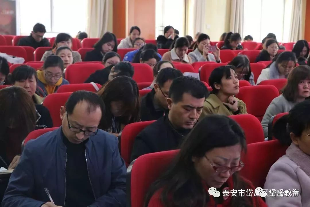 老师及学生们专注记录,认真听讲课例研讨环节,岳峰小学的韩娟,孙兆乐