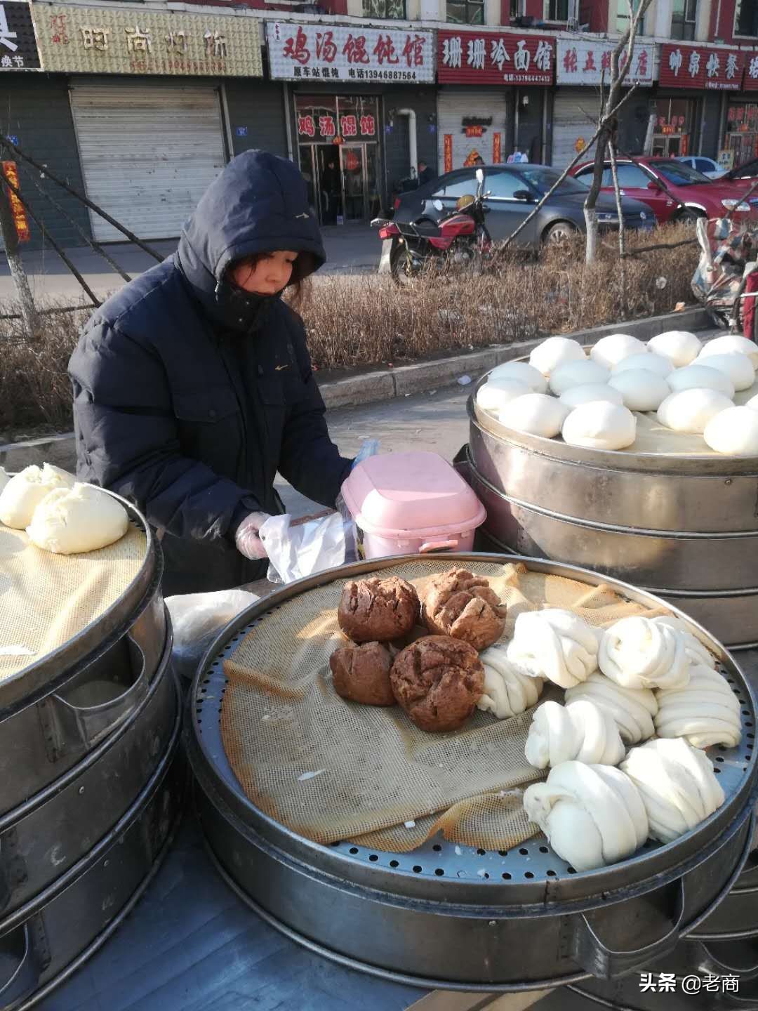 看樓下早市的攤主依然穿著棉猴兒扣著帽子,東北春天的風,那叫一個硬