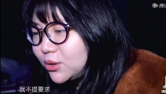 歐陽娜娜的表演剛結束,楊天真就一臉嫌棄地對著照片說道:她胖了,我不