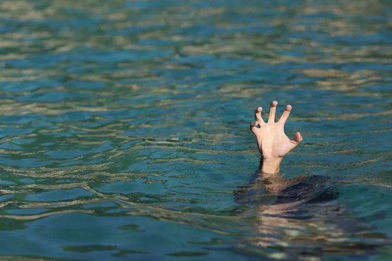 小孩溺水身亡图片图片
