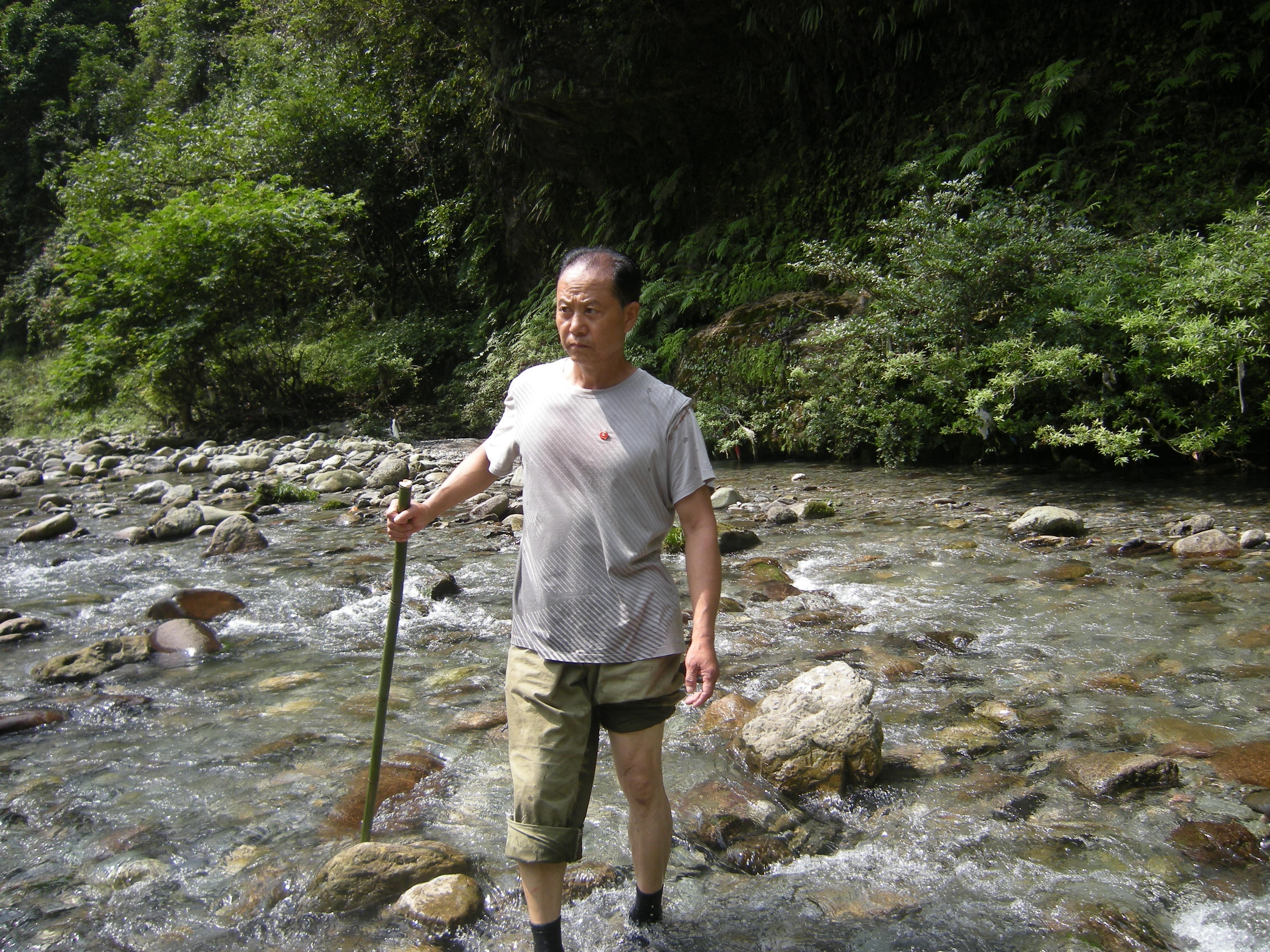 王新法在湖南石门县薛家村的河道里探测,准备为村里修桥(2015年摄)