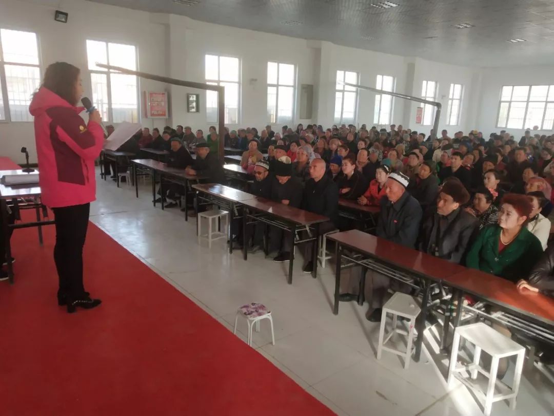 宣講在線麥蓋提縣各中小學幼兒園教師赴村社區開展教育惠民政策宣講