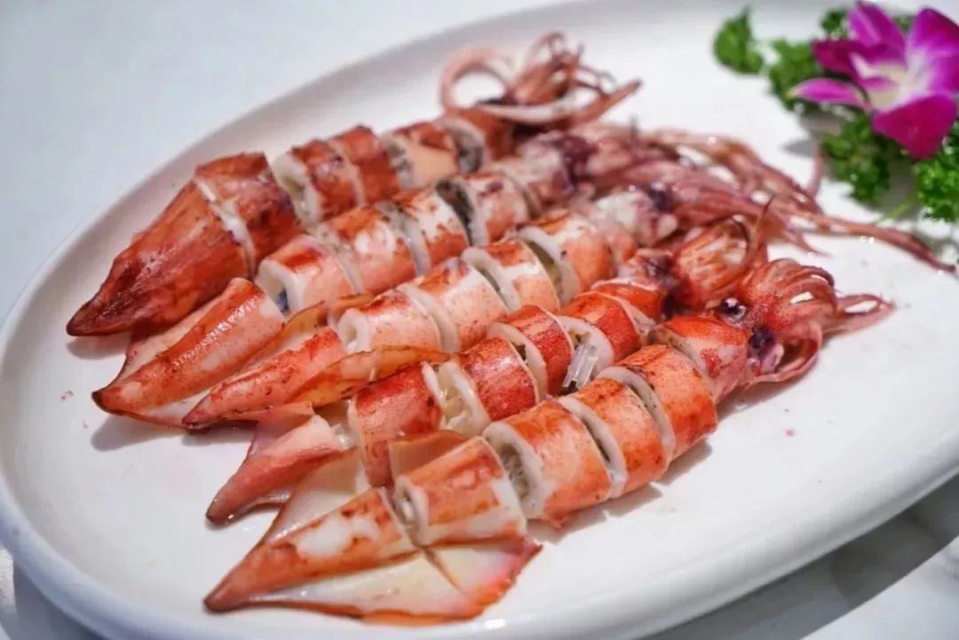 生炊鱿鱼,讲究的就是一个鲜~新鲜的鱿鱼色泽诱人,肉质q弹,肚饭饱满