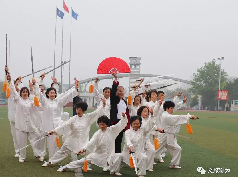 柔力球队《凉山的月亮》——文体健身队《吉祥》——老年大学健身队