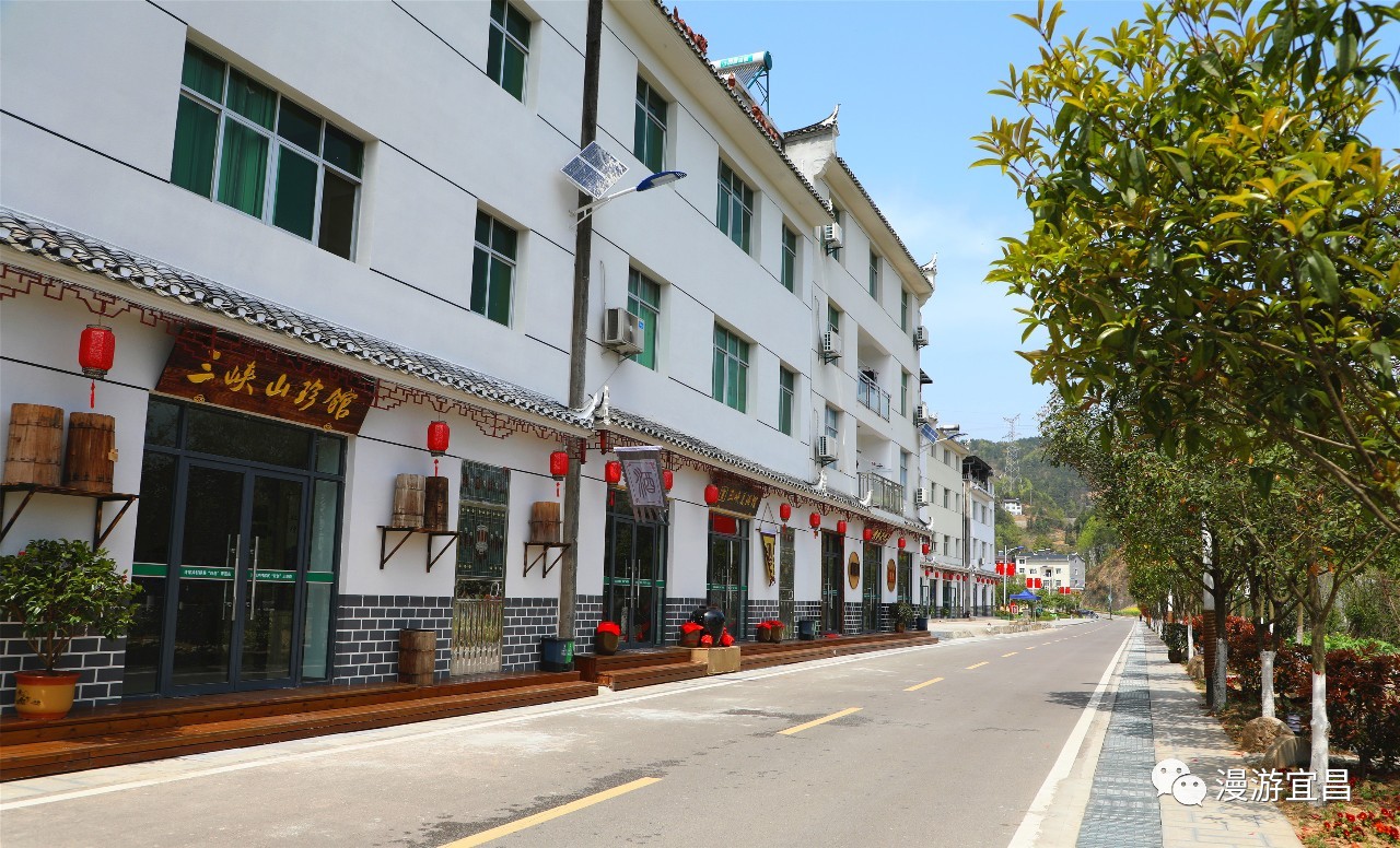 湖北宜昌大坝之上峡江之畔住许家冲民宿静听雨打芭蕉细品耕读时光