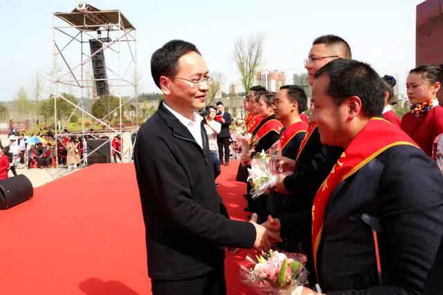 隨後,市委常委,市委組織部部長張鵬飛, 恩陽區委書記梁津華共同揭曉