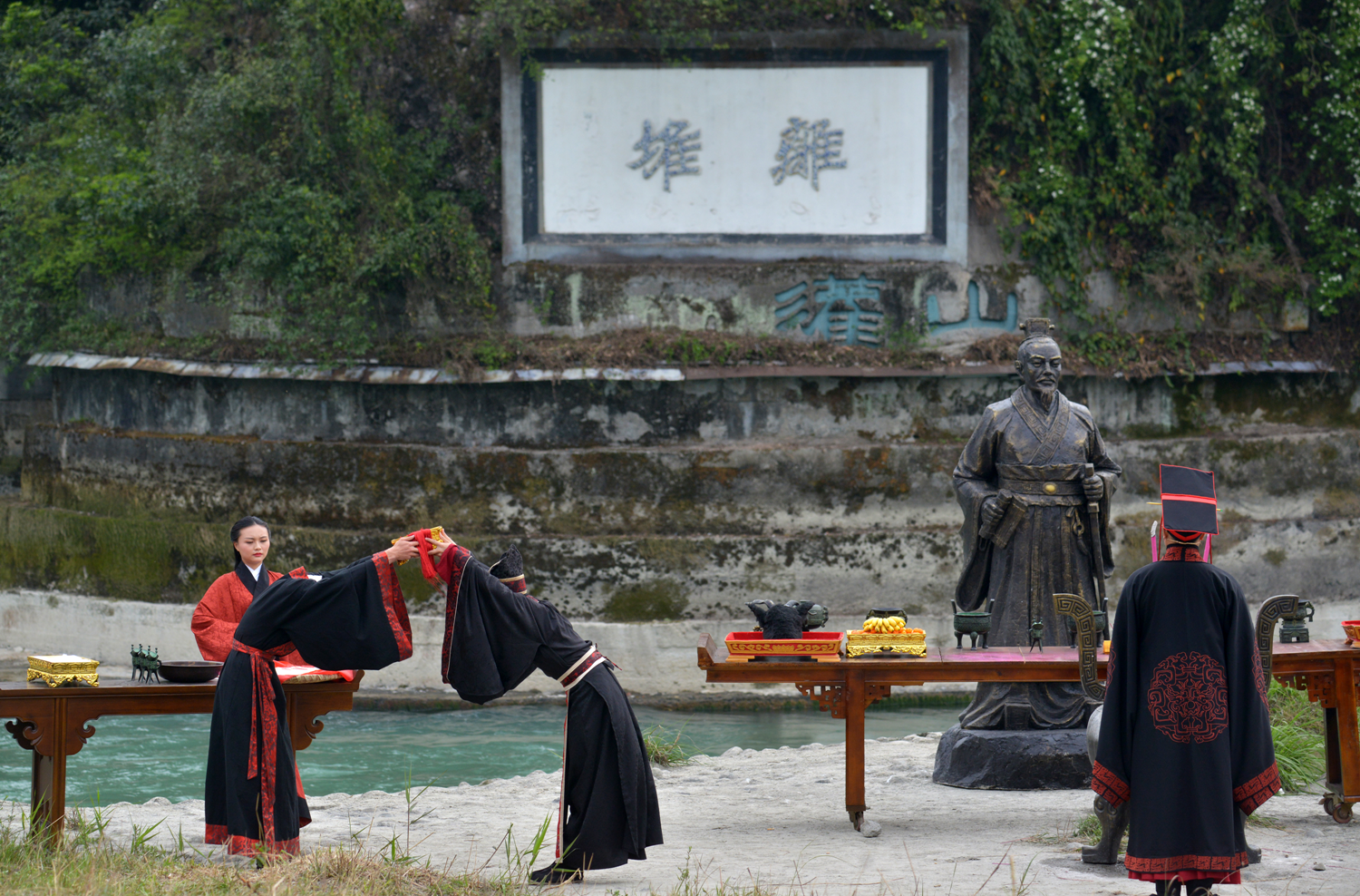 再现古代放水节祭祀盛况:以牛,羊,猪三牲祭祀社稷的"太牢"之礼以祭祀