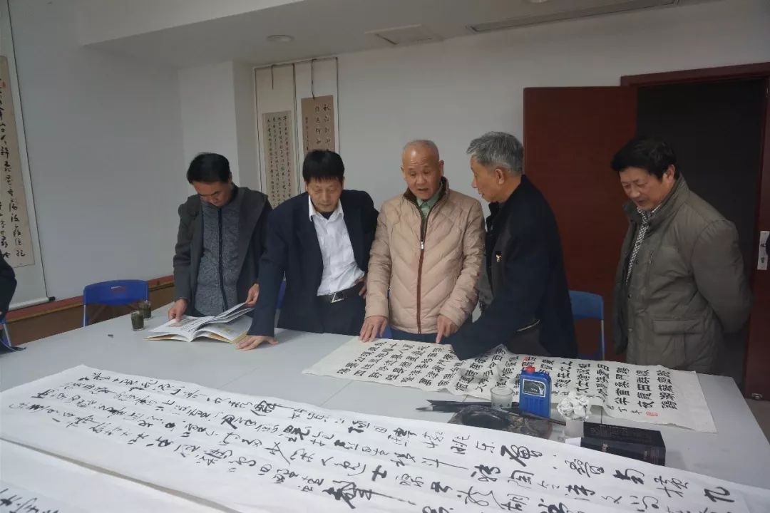 叶老与铜鼓楹联协会会员交流中叶老先生给铜鼓楹联学会会长谢寿全送上