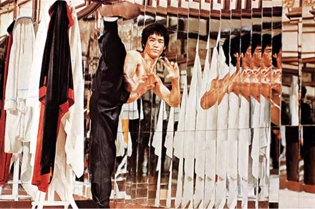 比如《龙争虎斗》(1973 年),《大侠沈胜衣》(1983 年),镜子迷宫的