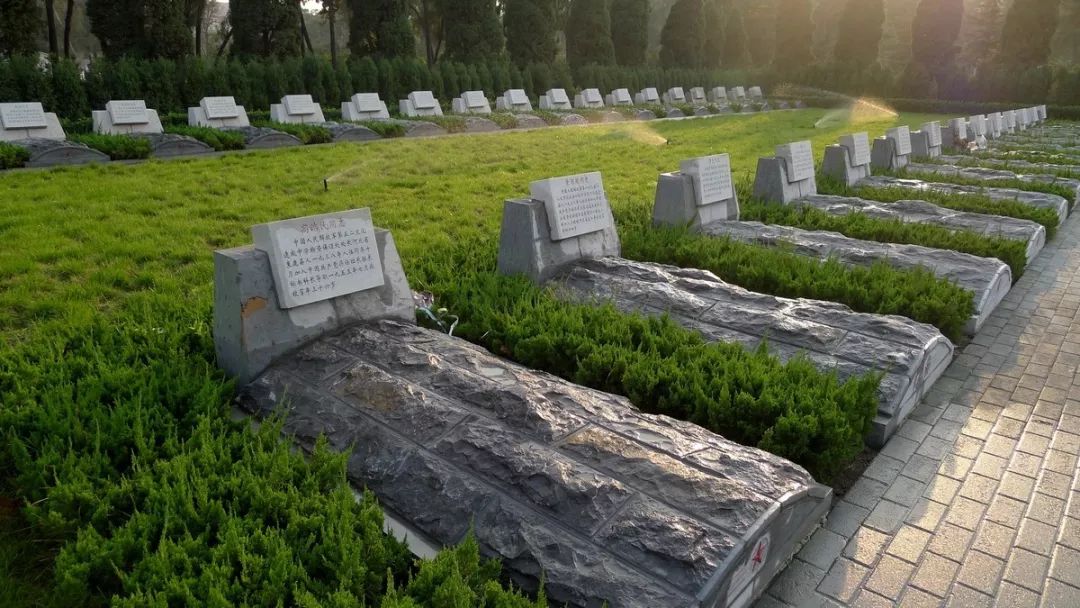 经济系参加华北军区烈士陵园清明扫墓
